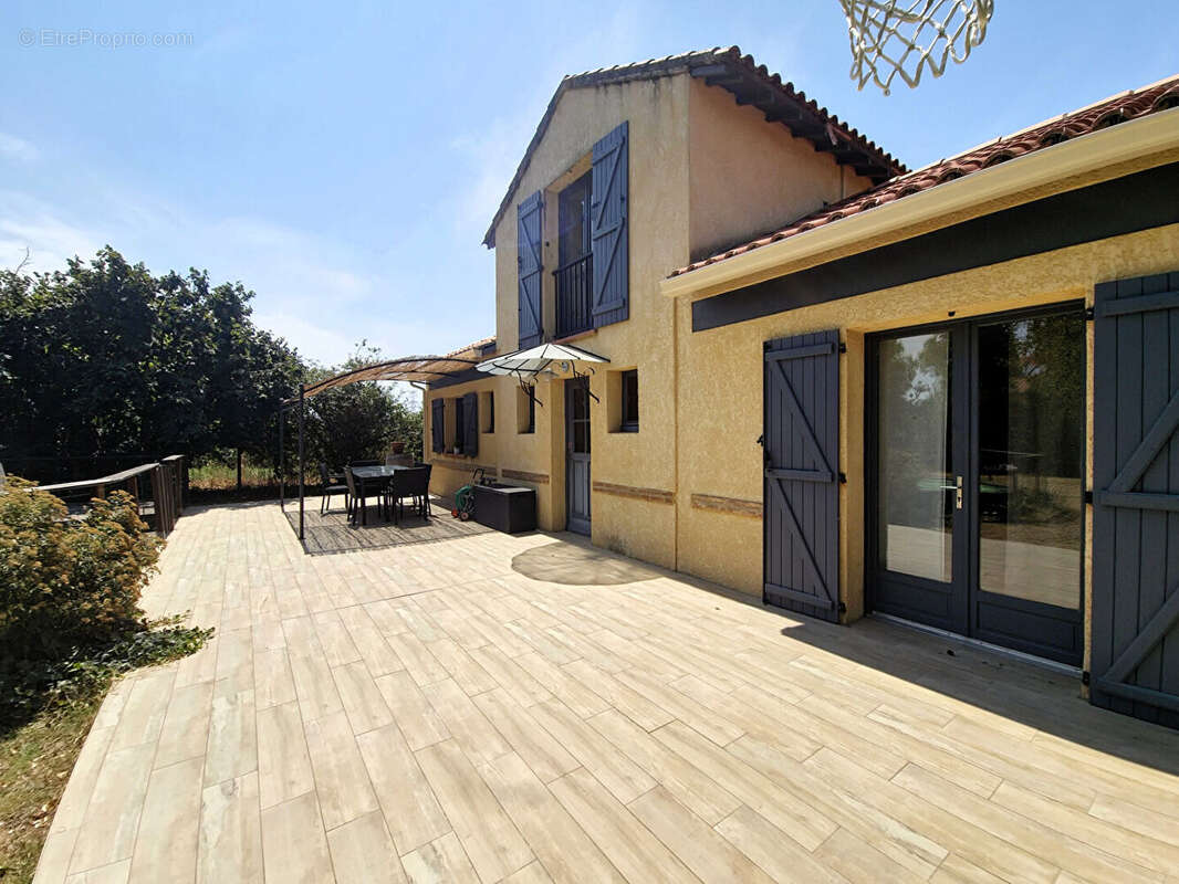 Maison familiale avec 3 chambres et jardin intimiste, proche commerces à Lavernose-Lacasse - photo 3