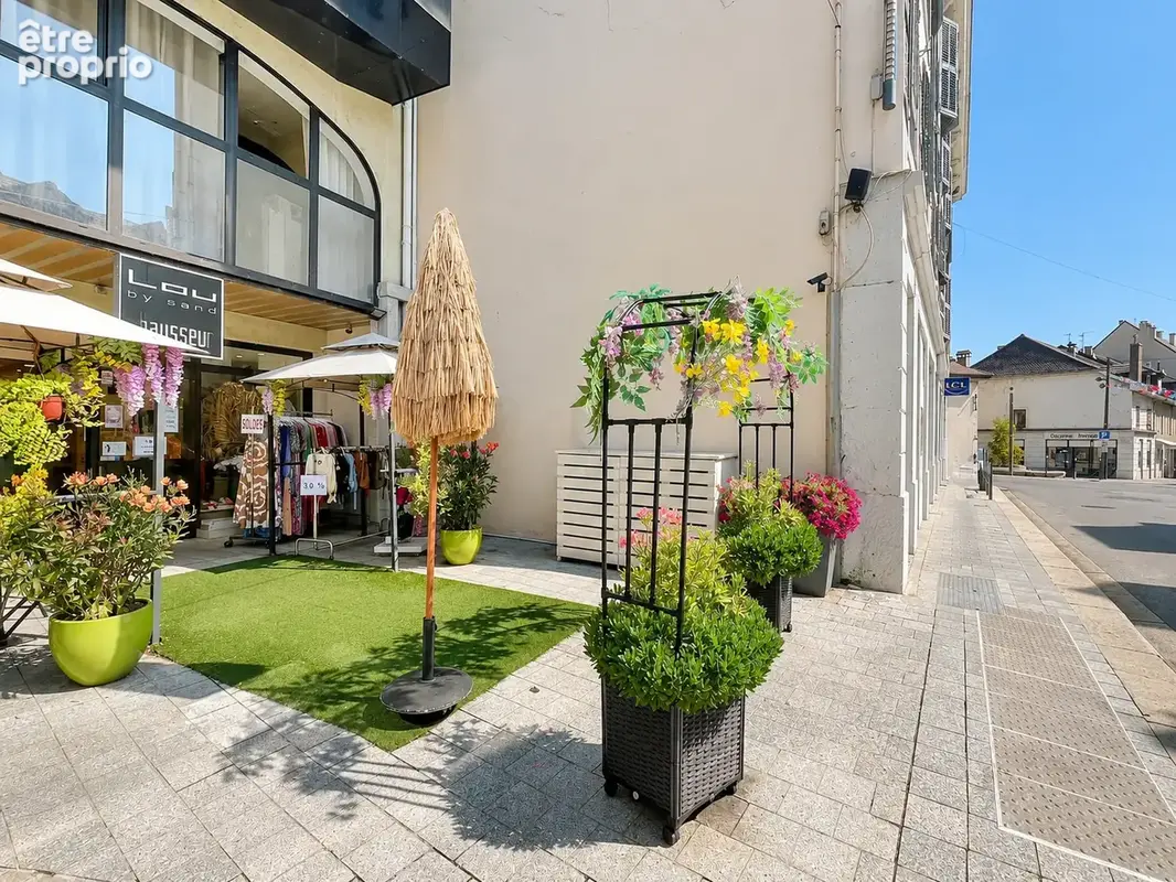Divonne-les-Bains centre   Murs commerciaux loués   105,63 m2 + garage - photo 2