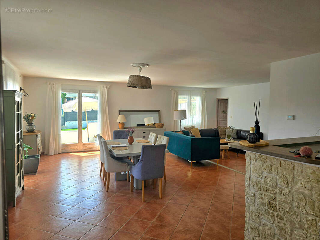 LA BOUILLADISSE - Villa T5/6 de 145m² s/ 1297m² de jardin - photo 3