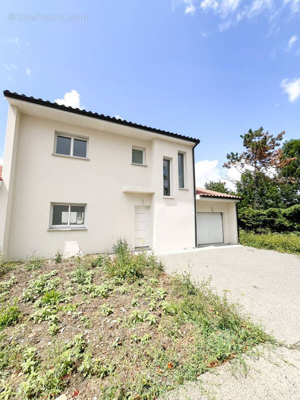 Maison à SAINT-BEAUZIRE