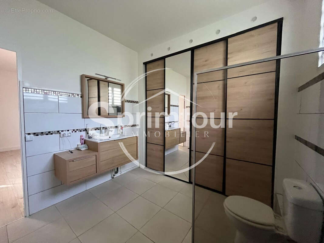 Maison familiale de 4 chambres avec T2 indépendant et garage sur un terrain clôturé - photo 13
