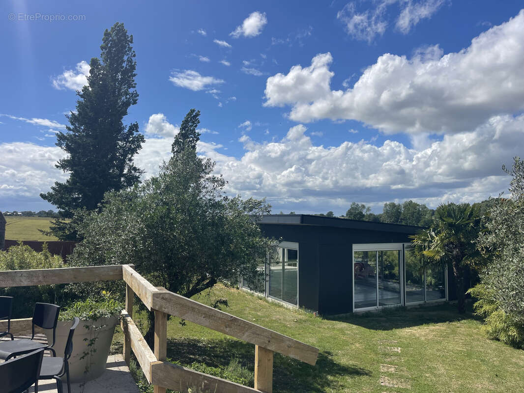 À Chemillé-Sur-Dême, maison 4 chambres, 3500 m2 terrain + dépendances - photo 3