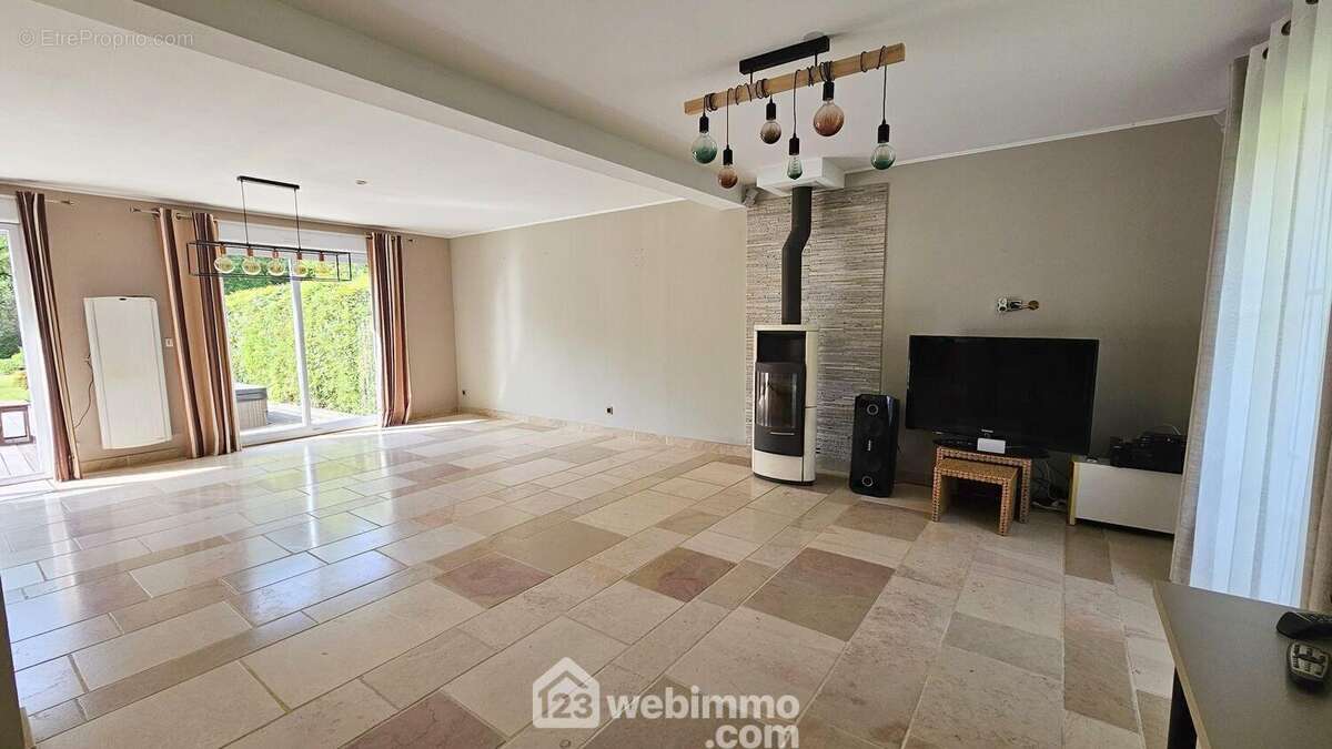 Un séjour lumineux avec son poêle à bois.. - Maison à MILLY-LA-FORET