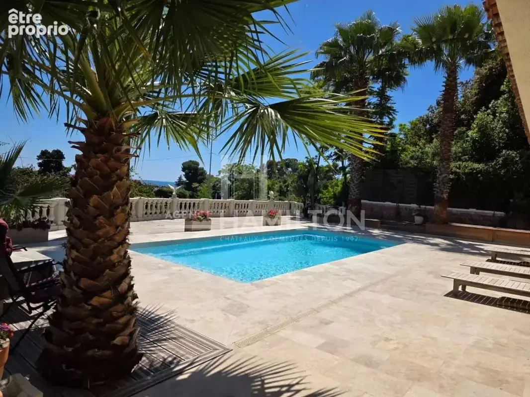 A deux pas du bord de mer à Golfe-Juan, superbe villa offrant un - photo 3