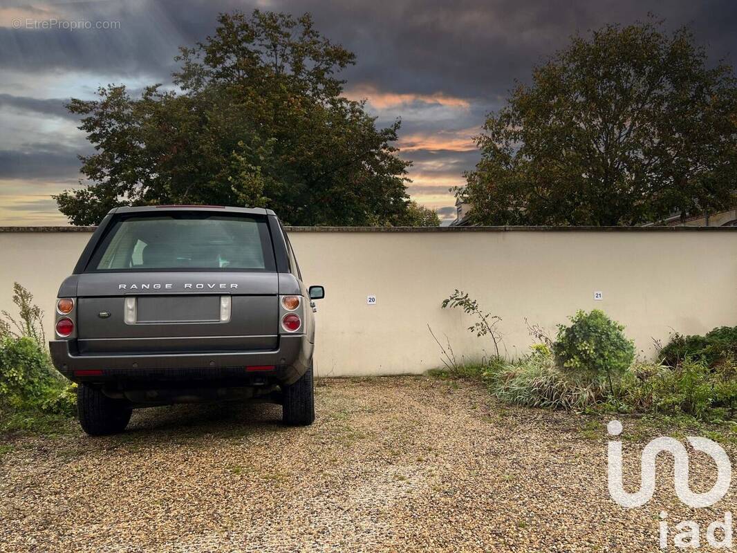 Photo 1 - Parking à GOUVIEUX