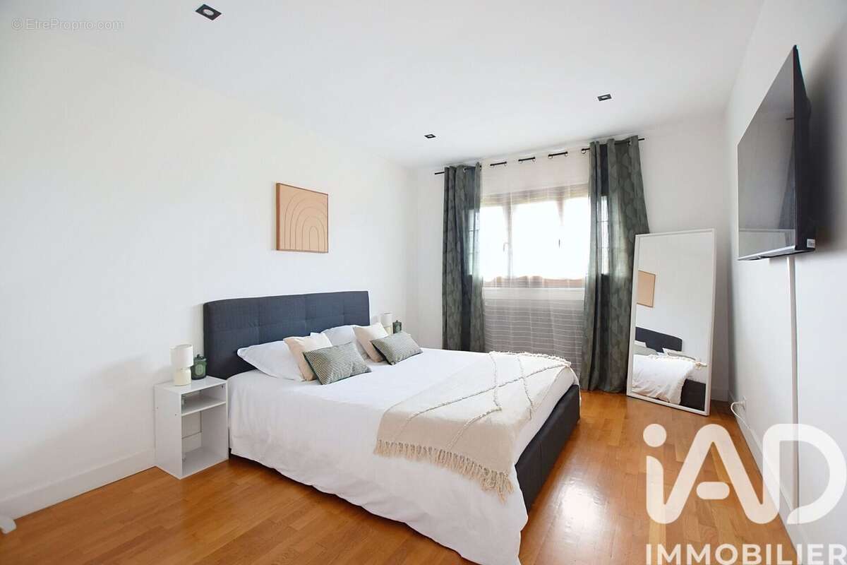 Maison 183 m² à Crecy-La-Chapelle  - photo 9