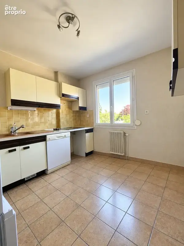 A vendre a sainte-savine type 3 de 78m2, 2 chambres, loggia, un box, cave, une place de stationnement privativ - photo 5