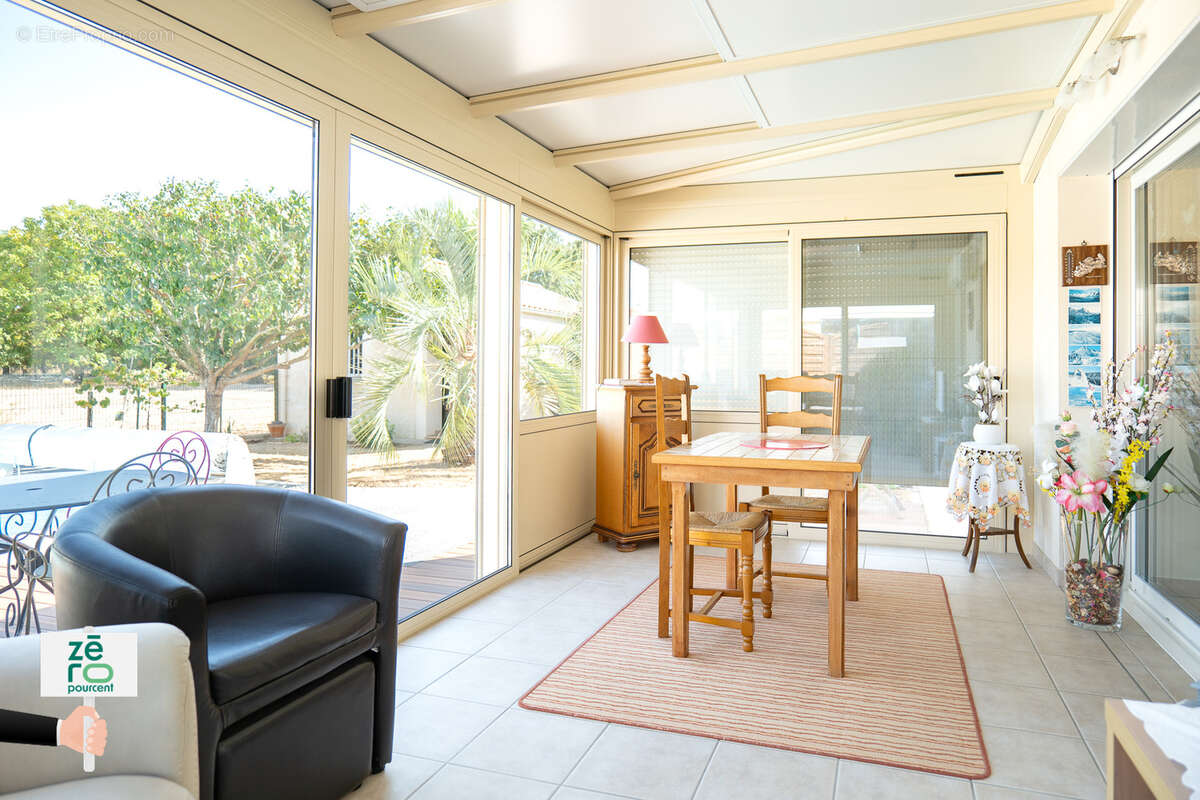 Longeville-sur-Mer   Maison de plain-pied 3 chambres avec piscine, véranda, garage et panneaux solaires   Hype - photo 10