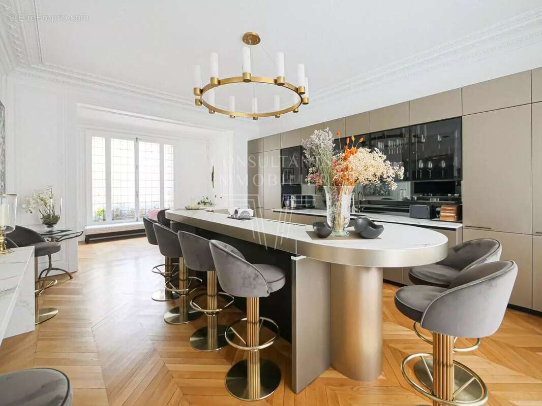 Appartement à PARIS-16E