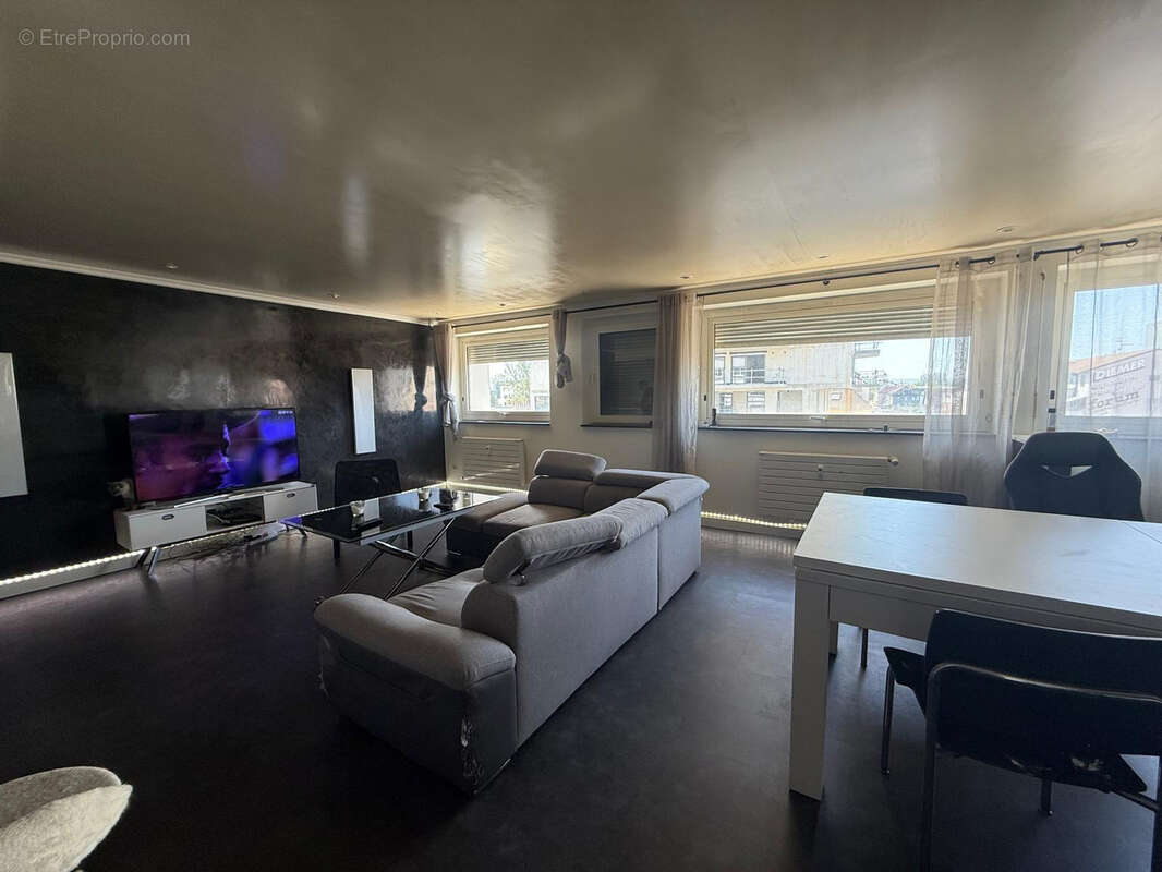 Saint-Louis   Appartement 3 pièces avec beaux volumes et potentiel - photo 2
