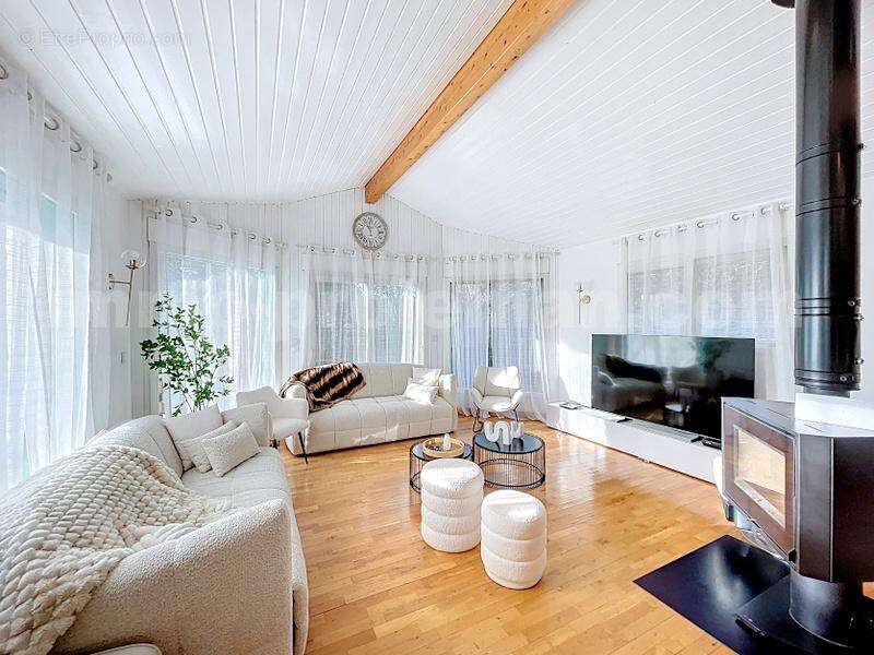 Magnifique_maison_individuelle_cranves_sales_calme_frontiere_suisse_geneve_proche_ecole_bus_ceva_piscine_ terrain_salon_sejour_ - Maison à CRANVES-SALES