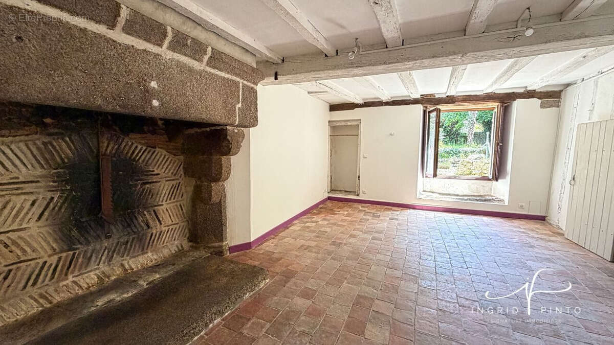 chambre avec cheminée d'époque
