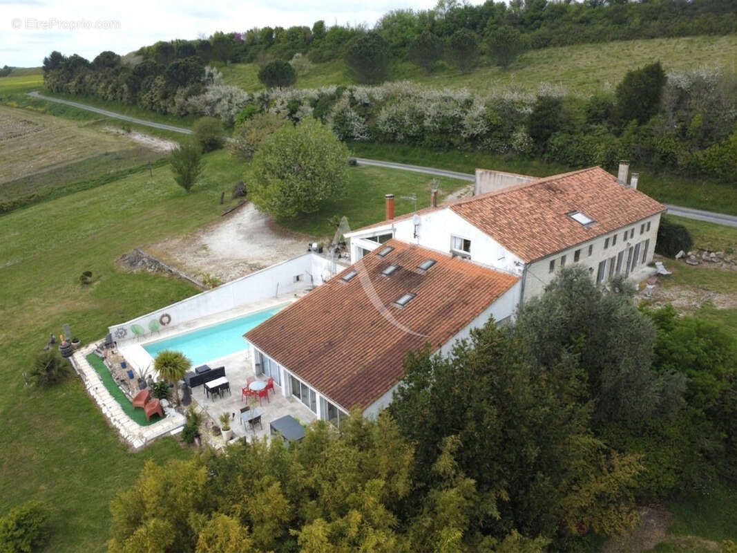 Propriété d'exception de plus de 300m² avec vue panoramique sur l'estuaire de la Gironde - photo 2