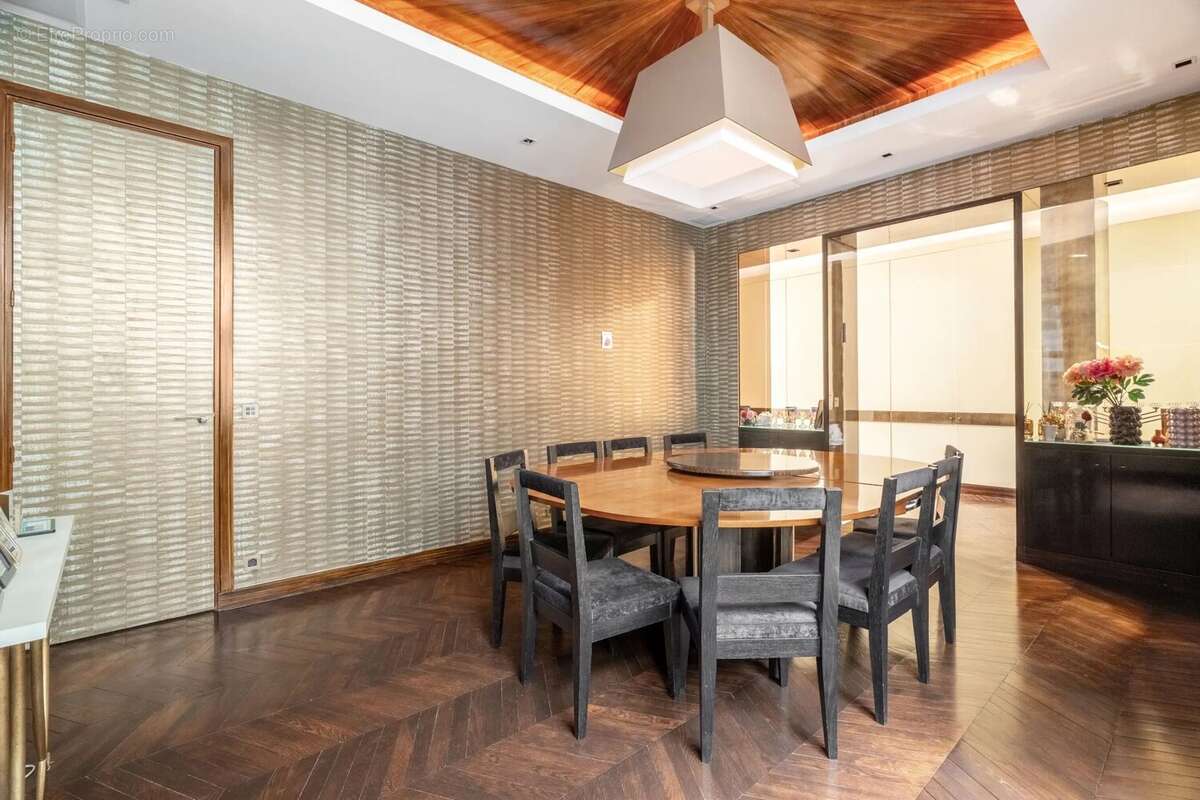 Appartement à PARIS-16E