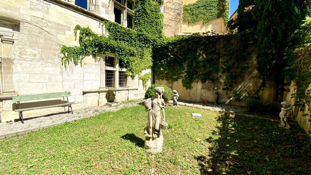 Château classé aux monuments historique au coeur de Pernes les Fontaines - photo 3