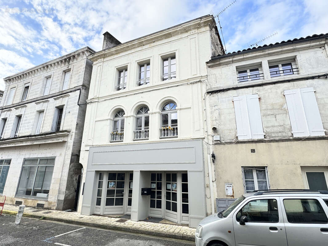 Appartement à BARBEZIEUX-SAINT-HILAIRE