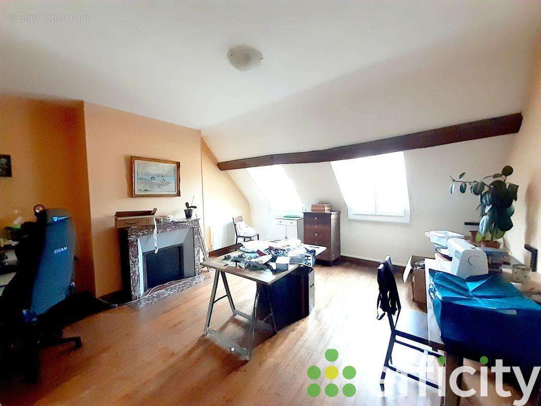 Maison à CONDE-SUR-HUISNE