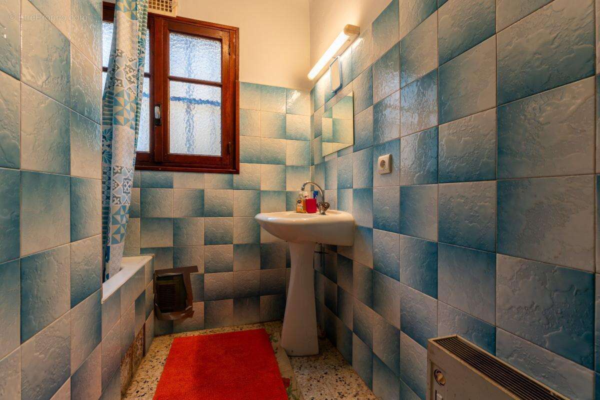 Maison à SAINT-LAURENT-DE-CARNOLS