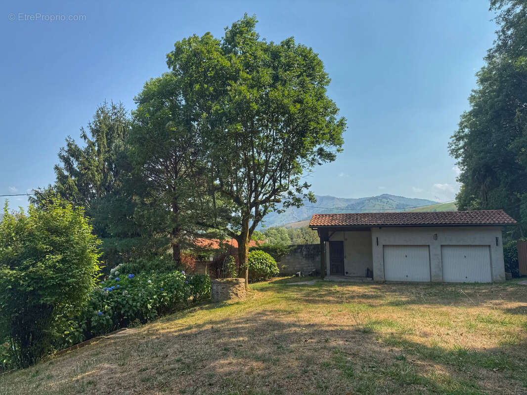 Maison de plain pied avec parc arboré de 2472m2 - photo 3