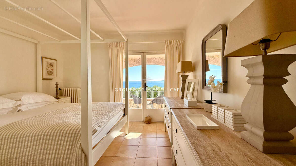 Villa provencale de charme en pierre avec piscine et garage de plus de 100 m² a pied des plages  et commerces, vue mer panoramiq - photo 9