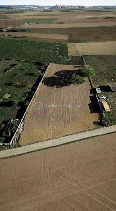 Terrain à MENEVILLERS