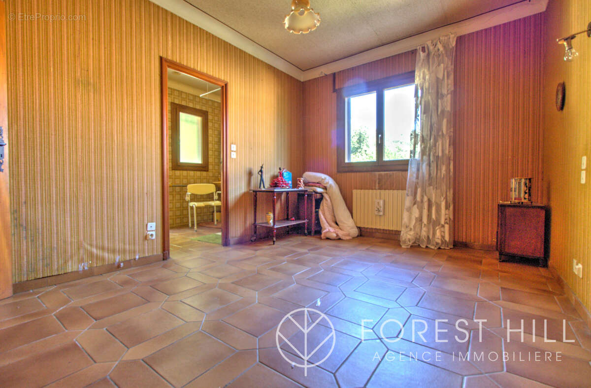 Maison 4 faces   fort potentiel, grand garage et terrain - photo 14