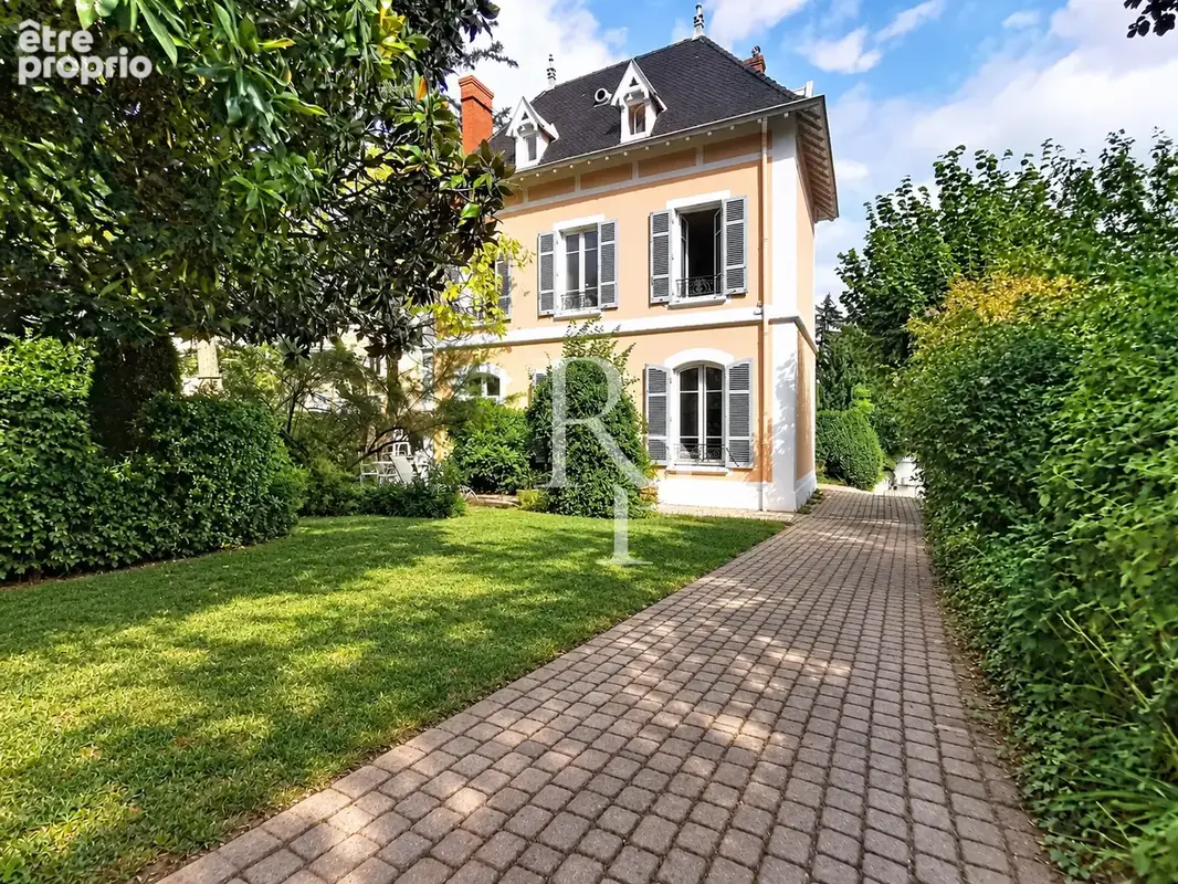 Lyon 5e   Saint-Just / La Favorite   Maison de maître de 268 m2 avec jardin et stationnements - photo 2