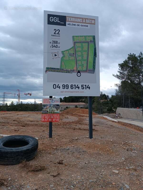 Terrain à SAINT-CLEMENT-DE-RIVIERE