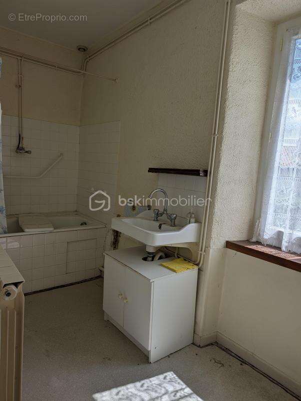 Maison à SAINT-BARTHELEMY-LESTRA