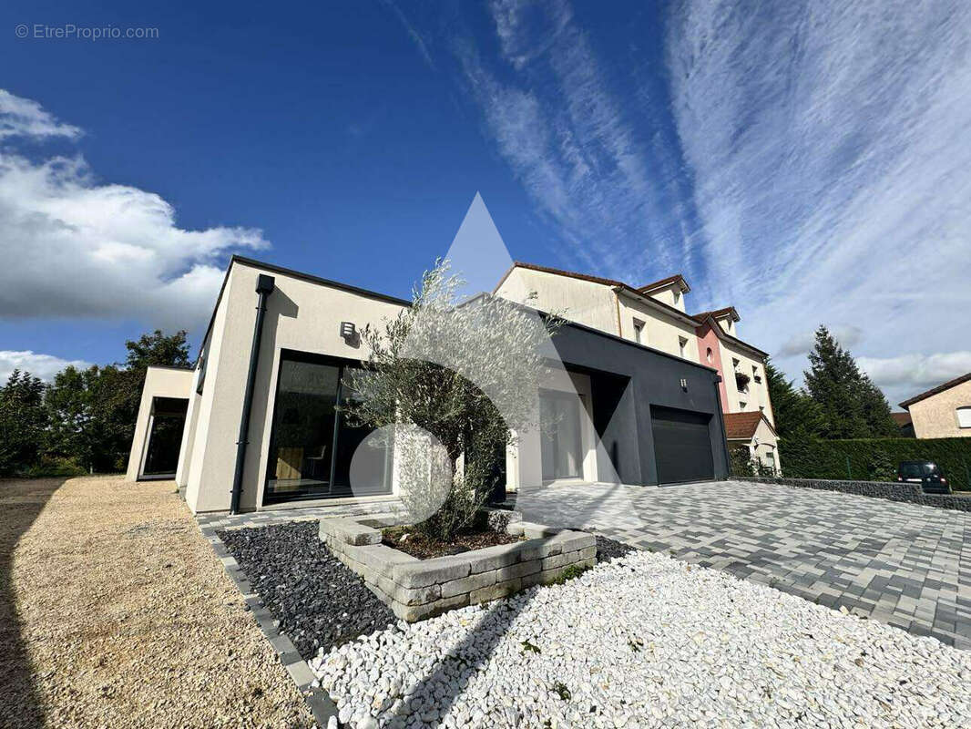 Maison à NEUFCHATEAU