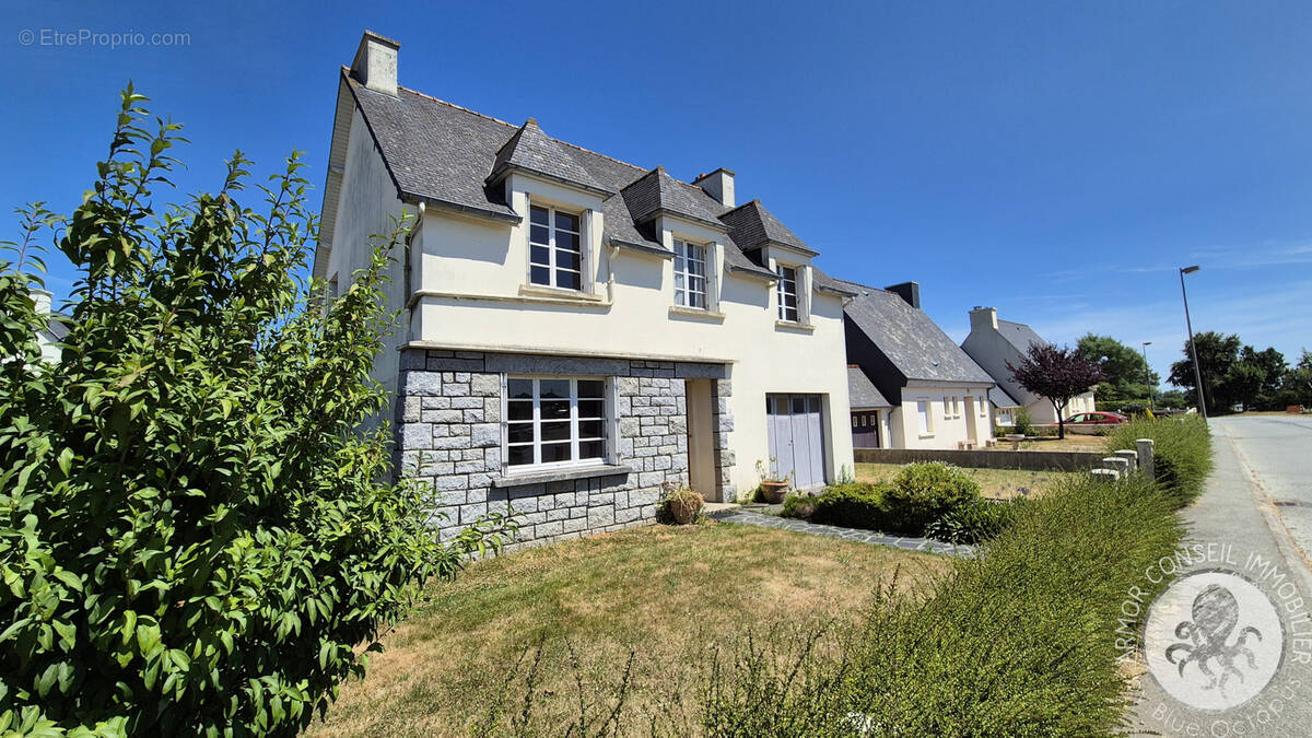 Maison à HENANBIHEN