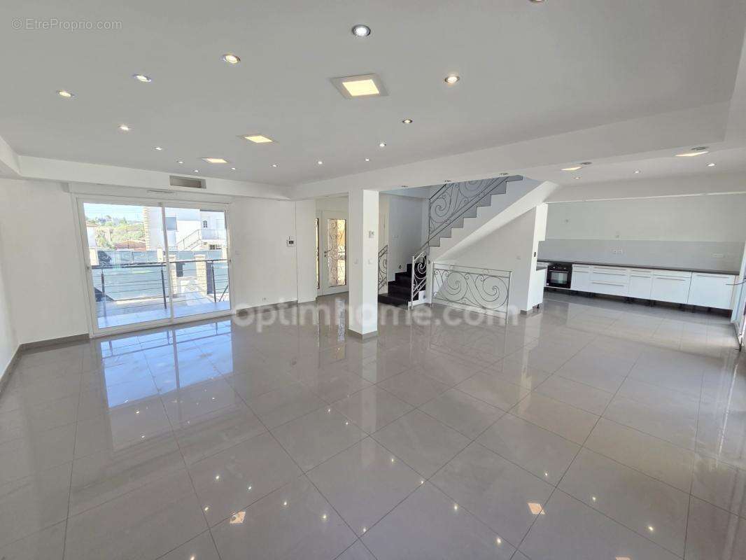 Sarcelles Village - Maison Contemporaine d'Exception - 204 m2 - 9 pièces / 5 Chambres - Prestations Haut de Gamme - Piscine et G - photo 2