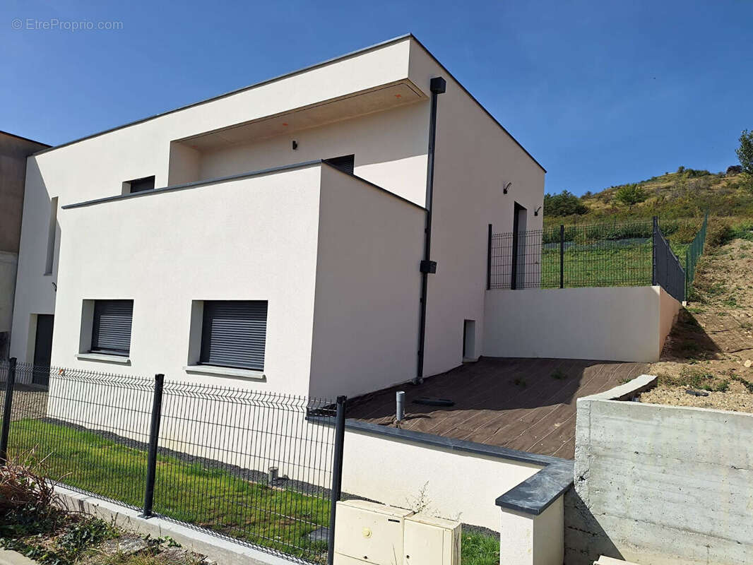 Maison à LES MARTRES-DE-VEYRE