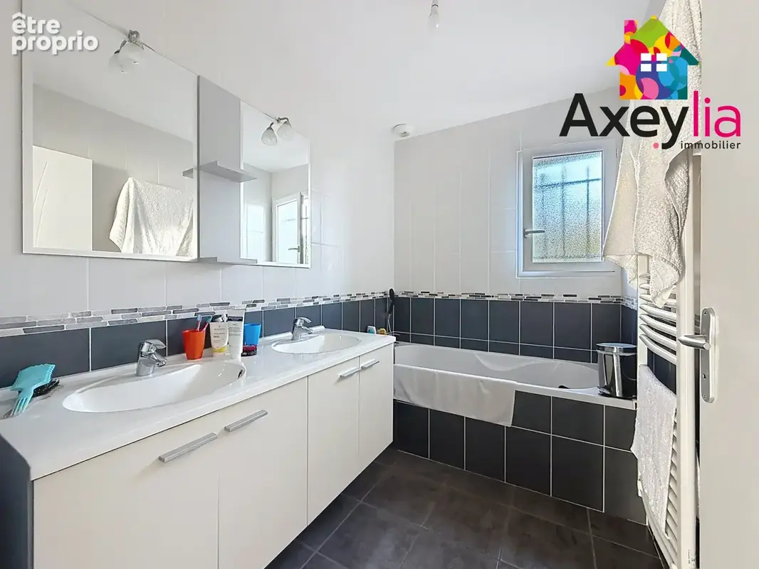 A vendre - riorges - maison de plain-pied pmr avec quatre chambres, garage et terrain - photo 13