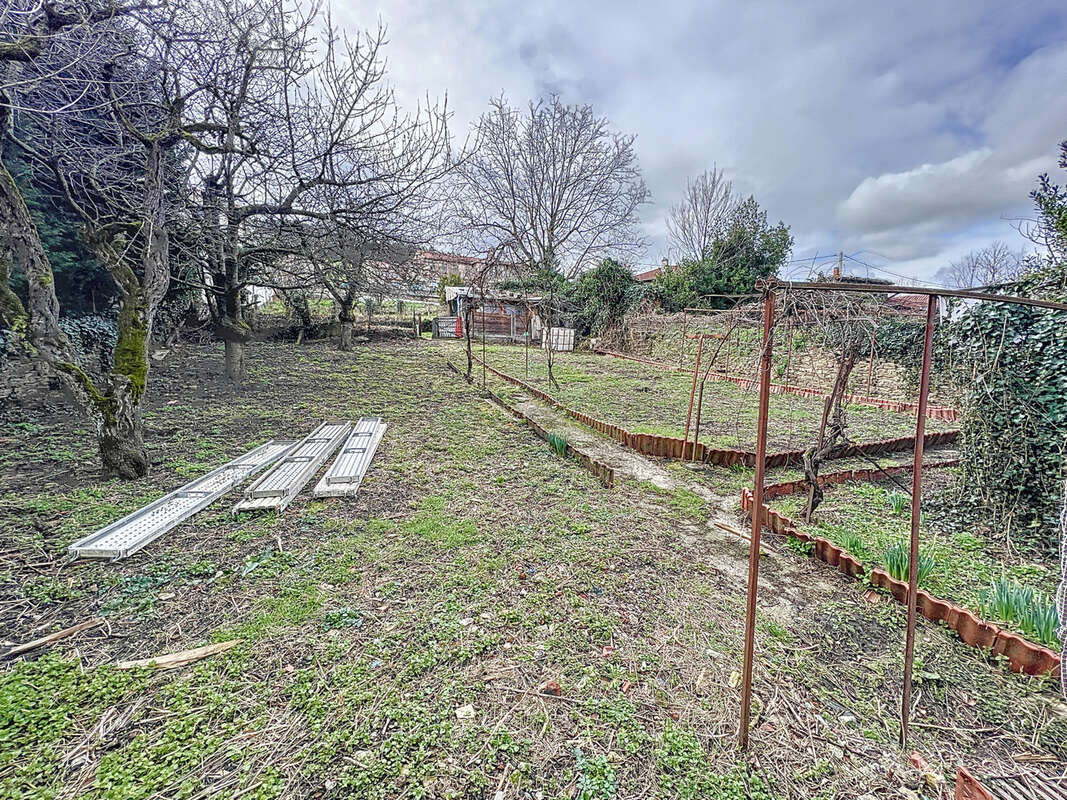 Terrain à SAINT-PAUL-EN-JAREZ