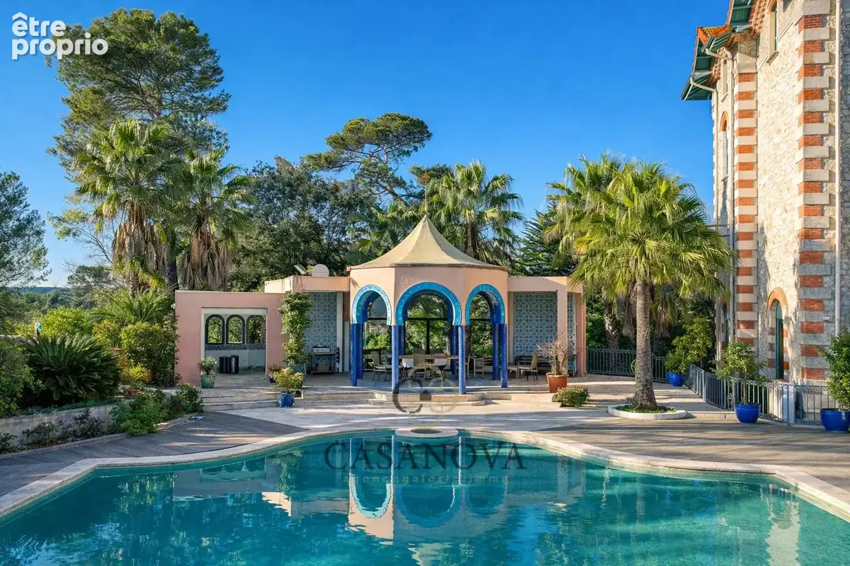 Manoir de caractère du XIXe siècle  721 m² habitables  Domaine de 19 700 m² avec dépendances - SAINT  CLEMENT DE RIVIERE - Aux - photo 4