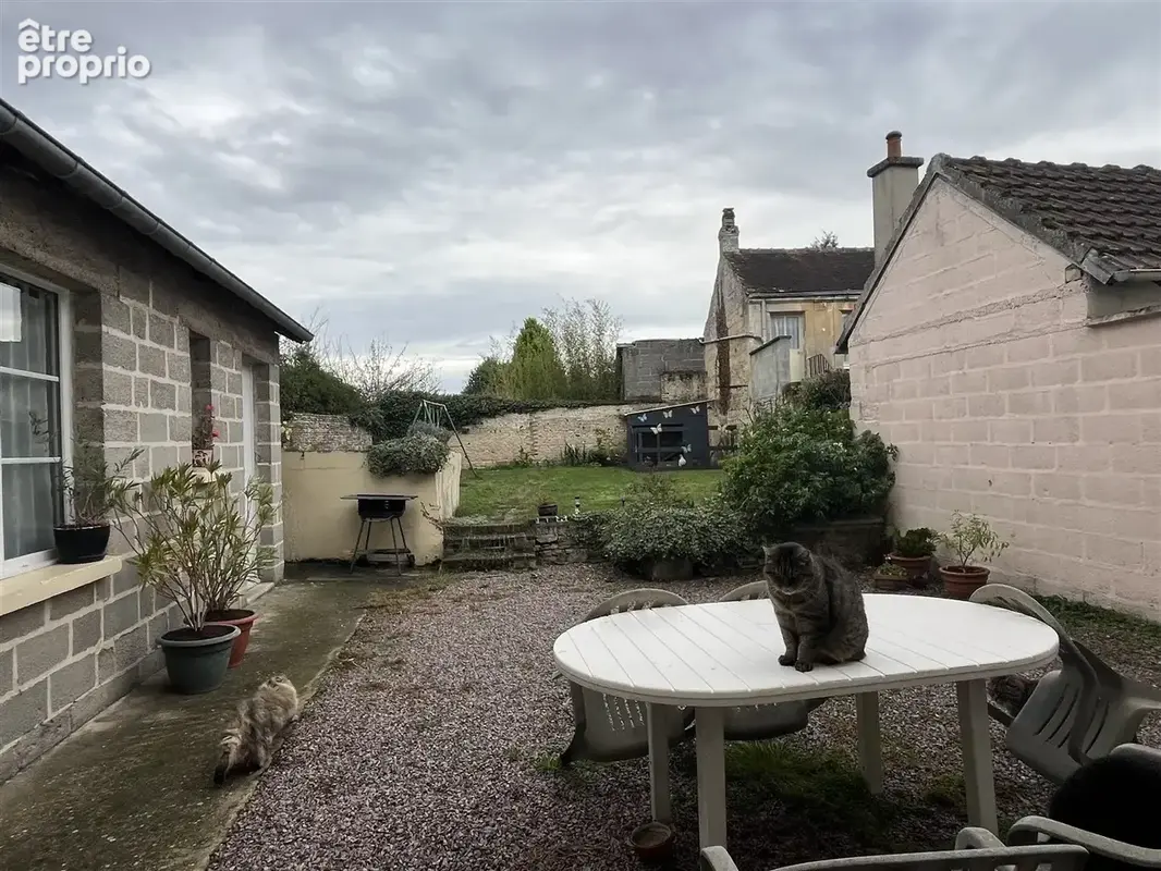 Située au coeur d'un petit village avec commodités et école. Cette maison totalement rénovée vous offre une en - photo 5