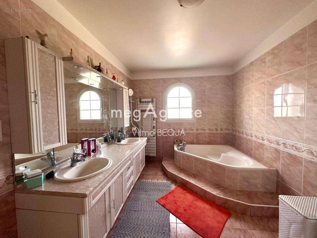 Maison à PONT-SUR-YONNE