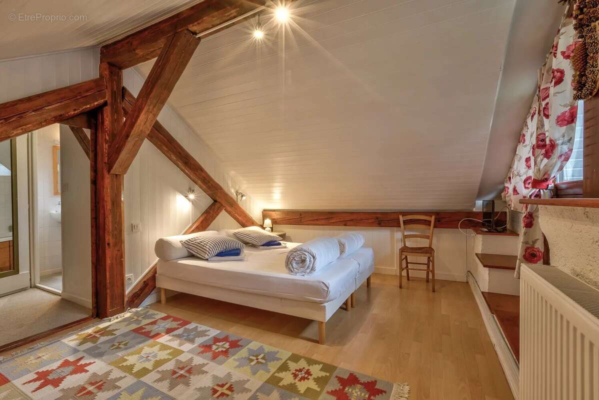 CHAMONIX - Grand chalet avec 9 chambres et beaucoup de potentiel - photo 22