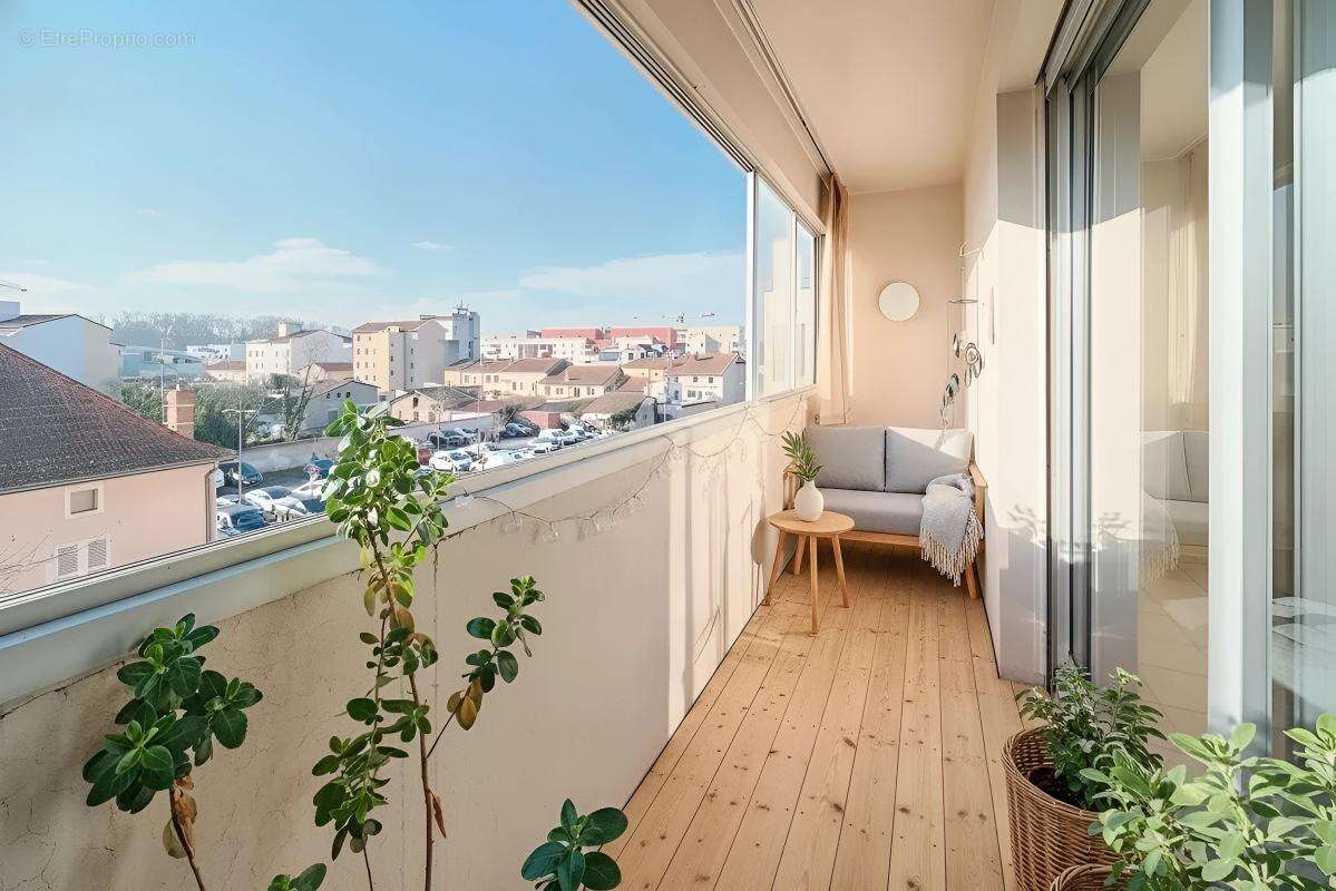 Appartement à MEYZIEU