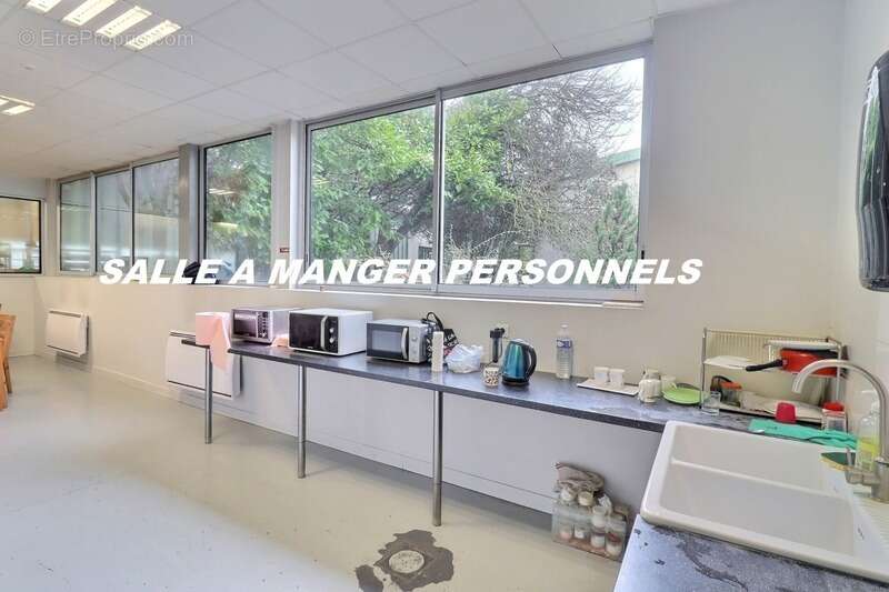 Locaux d activites independant + stockage et bureaux surface total 1100m2 sur parcelle total 2800m2 acces poids lourds - photo 10