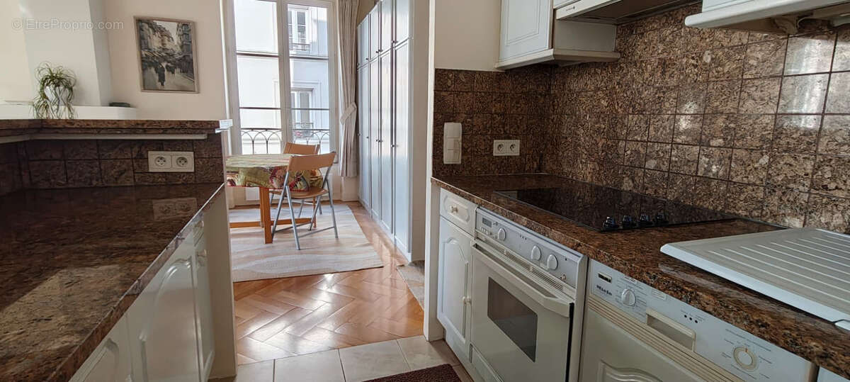 Appartement à PARIS-1E