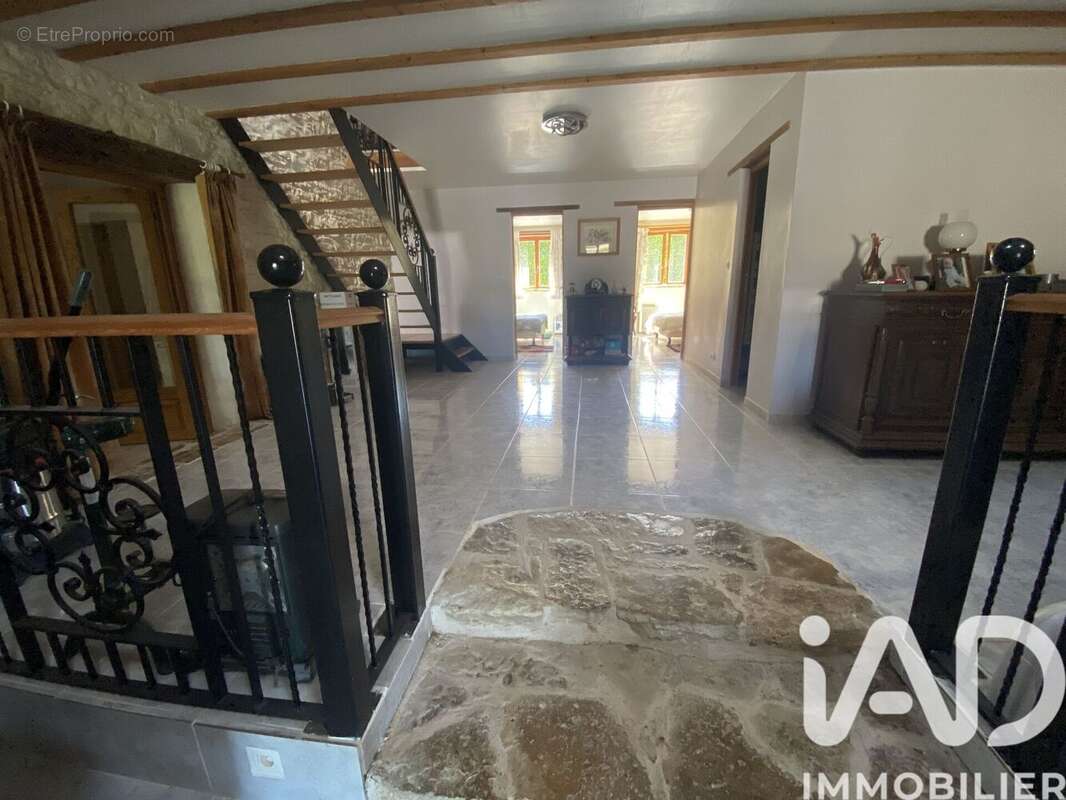 Maison 341 m² à Cezais  - photo 8