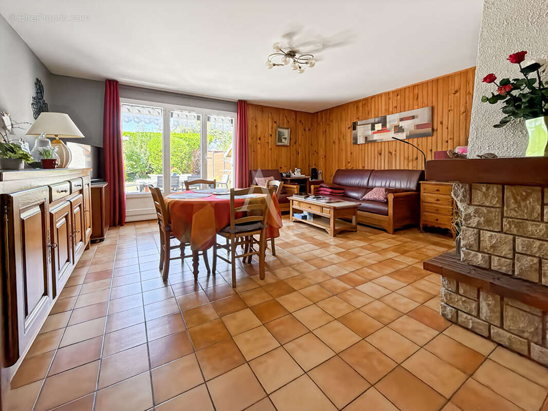 Maison à JOUY-LE-MOUTIER