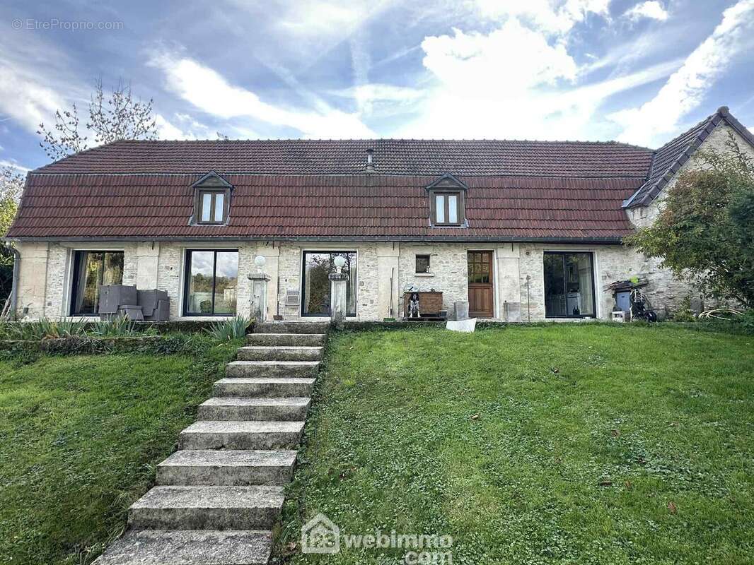 Magnifique longère en pierres avec commodités de plain pied - Maison à ORGEVAL