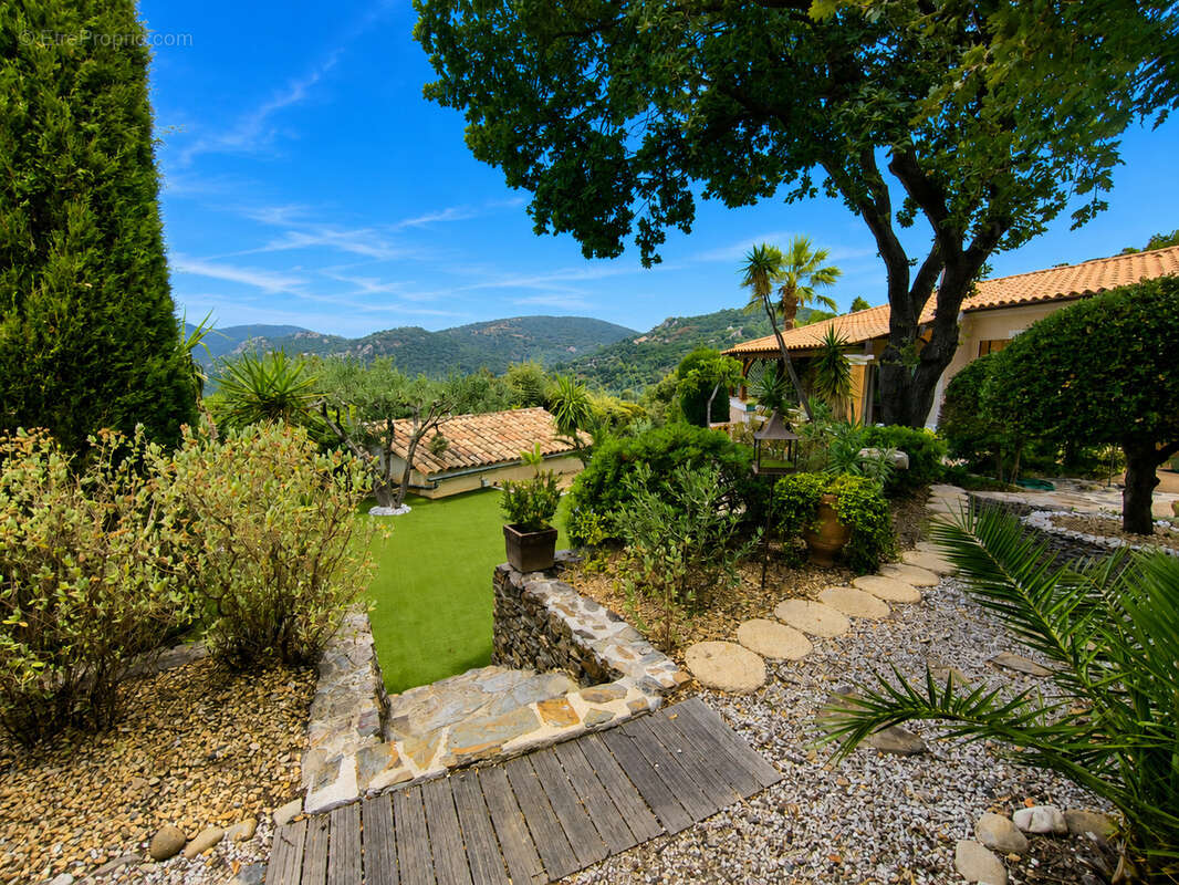 Hyères   maison de caractère au pied des rochers, entre nature et quiétude - photo 3