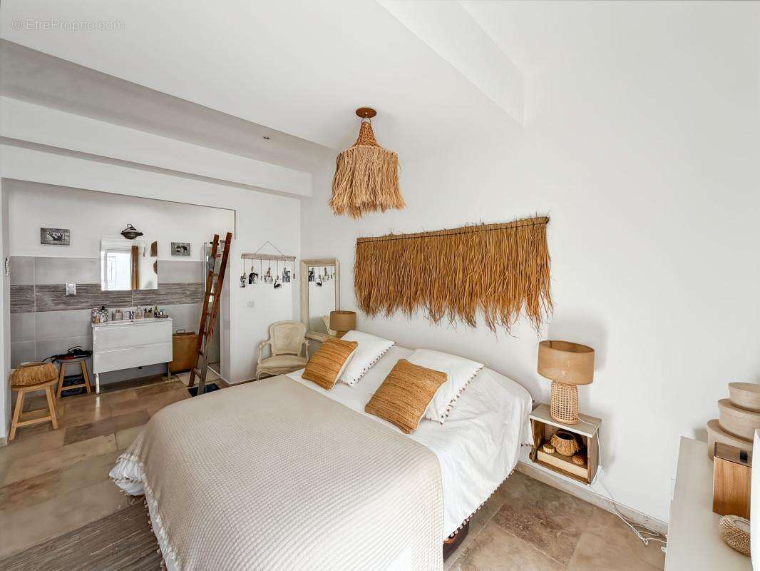 Chai rénové en loft de 152m², jardin, piscine, DPE A - photo 11