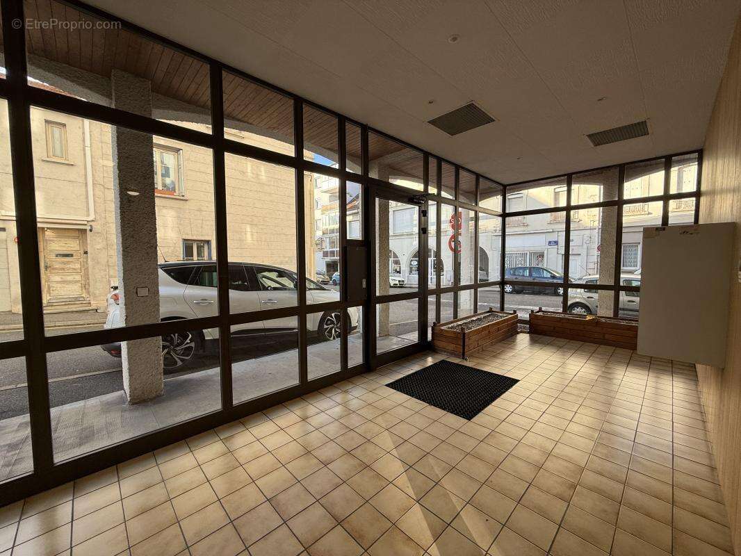 Appartement à LE CHAMBON-FEUGEROLLES