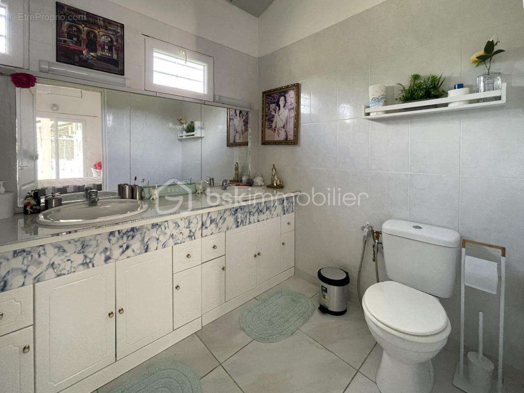 97310 – kourou – propriété d’exception sur 2,6 hectares – maison 5 pièces – piscine – suite parentale – 3 chambres de 21 m² avec - photo 7