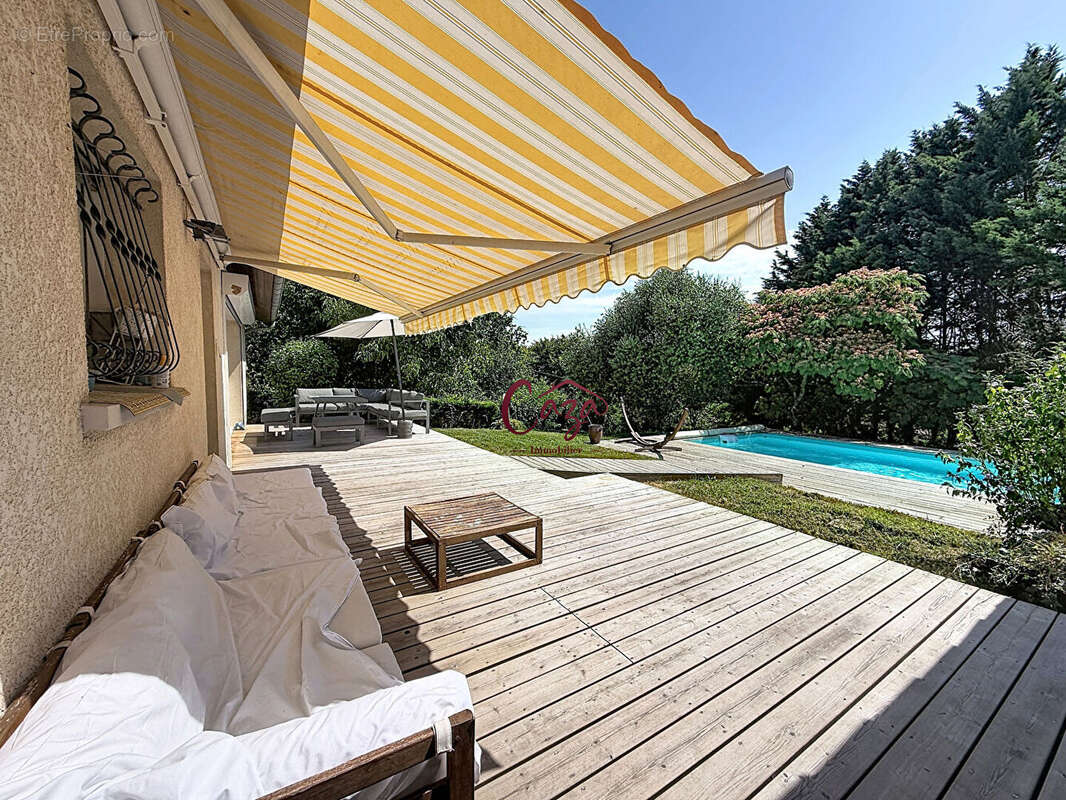 Maison rénovée avec piscine, grands garages et vaste terrain - photo 15